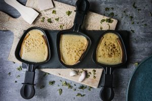 Réussir une Soirée Raclette Entre Amis