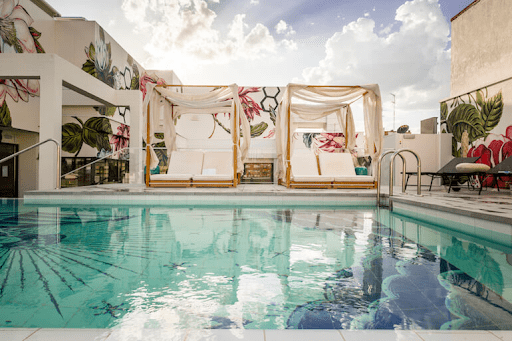 Churro de piscina convertido en juego de piscina: ¡A ver quién consigue más  puntos!