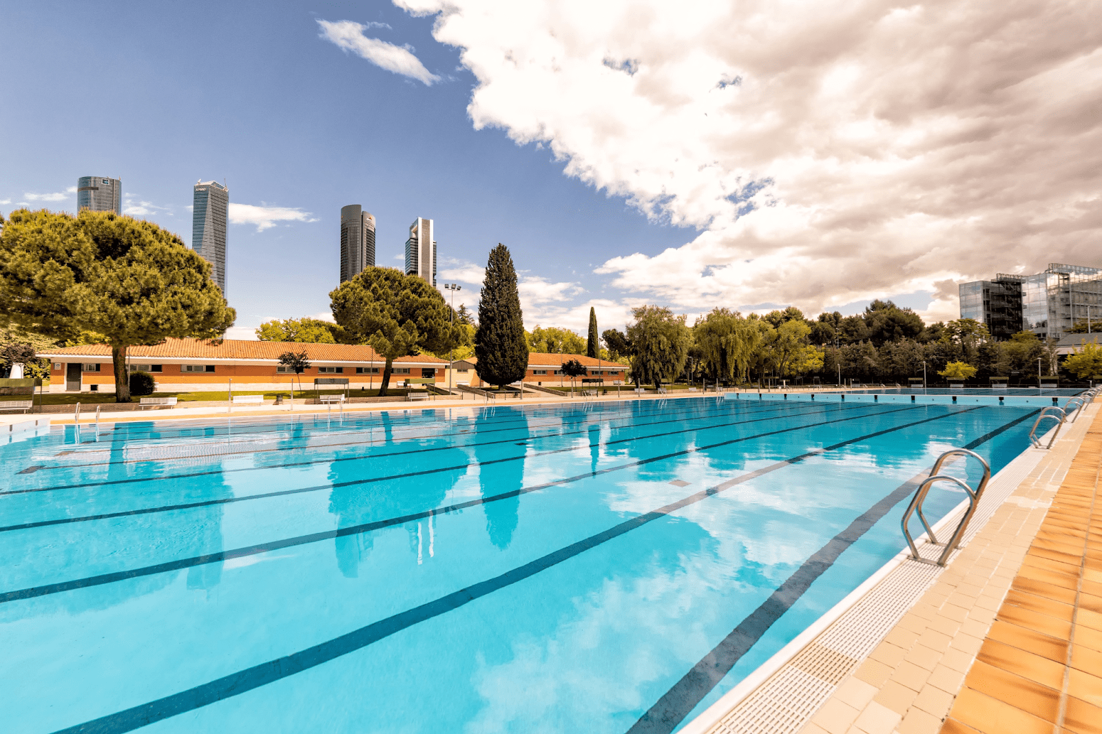 Churro de piscina convertido en juego de piscina: ¡A ver quién consigue más  puntos!