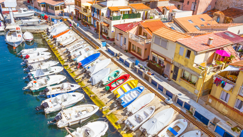 Pequeño puerto pesquero con barcas y casas de colores en Marsella