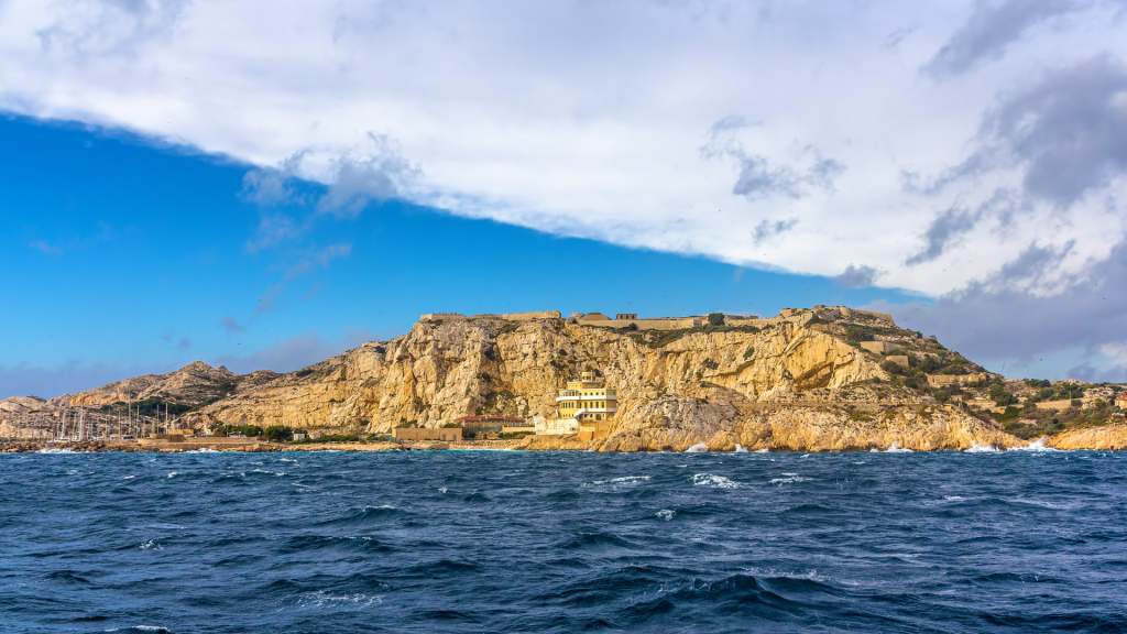 Isla rocosa y mar azul frente a la costa de Marsella