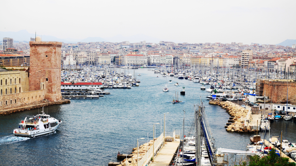 El Puerto Viejo de Marsella con sus barcos y la torre del fuerte Saint-Jean