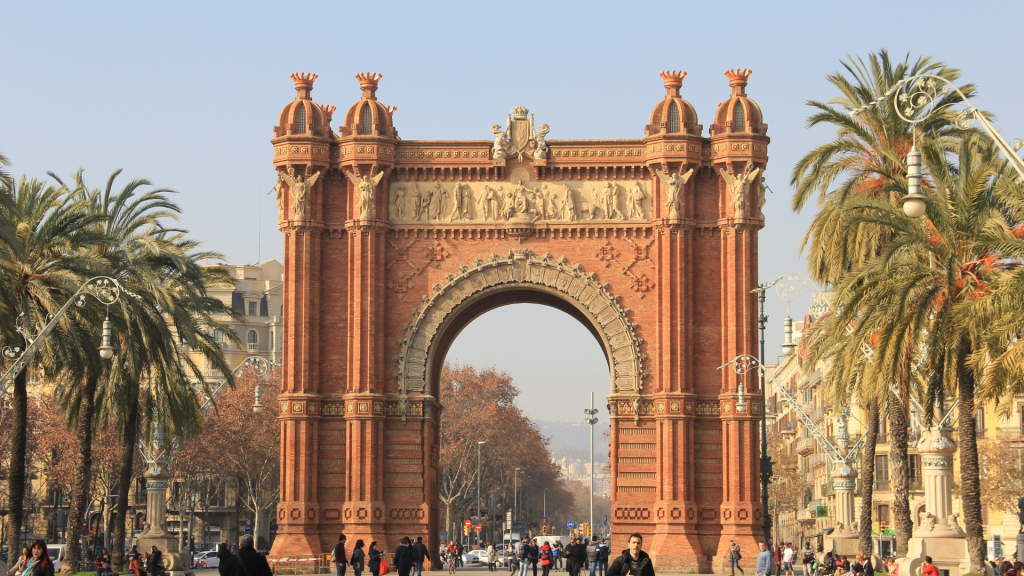 El Arco de Triunfo de Barcelona rodeado de palmeras