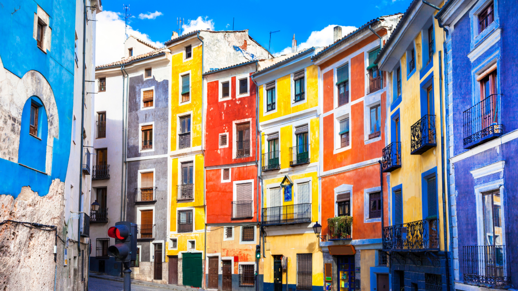 Fachadas de colores en una calle de España