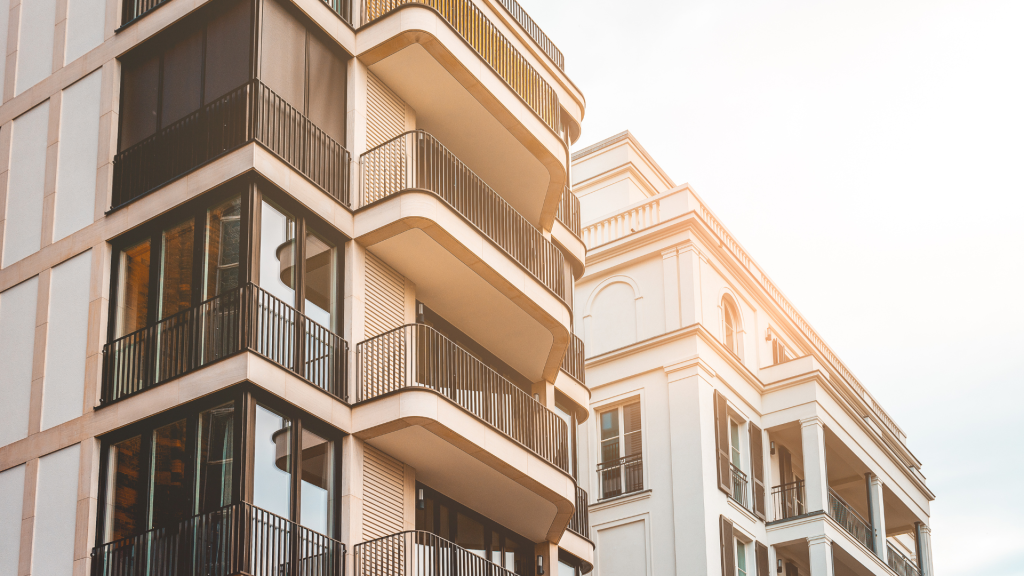 Immeubles d'habitation modernes avec balcons en France