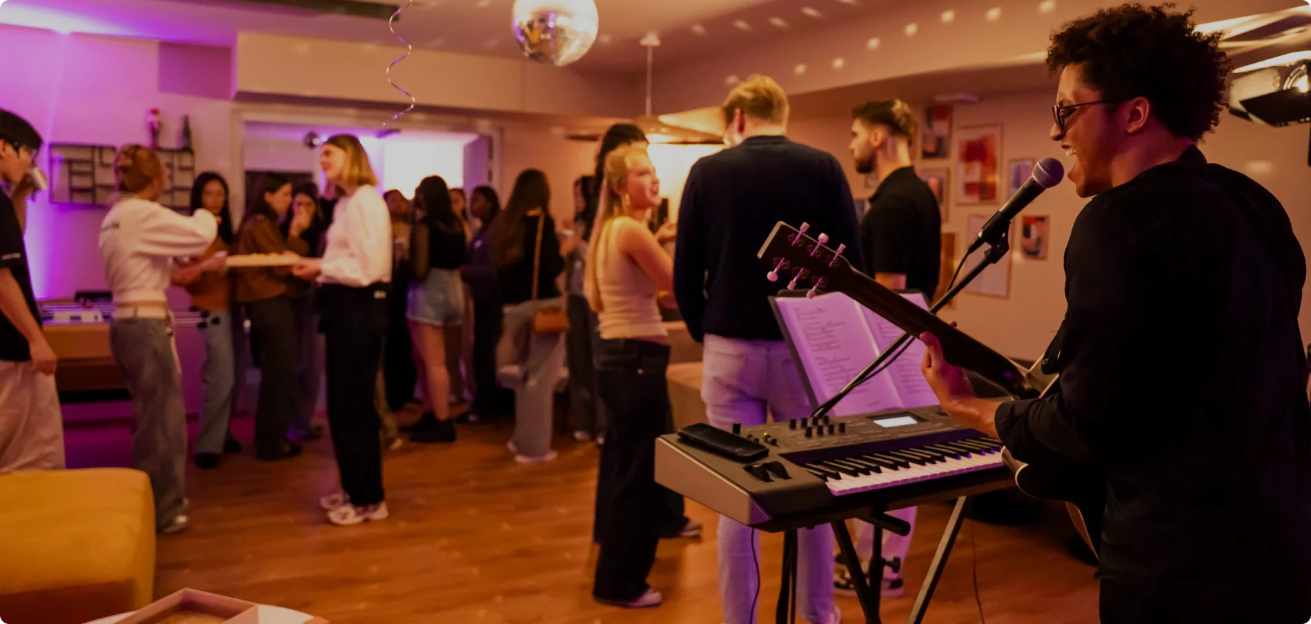 Soirée musicale animée lors d'un événement communautaire Urban Campus, résidents dansant et chantant
