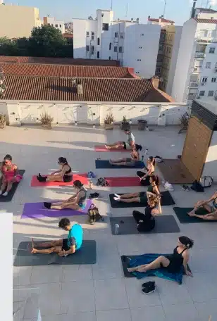 Séance de yoga sur le rooftop avec des résidents Urban Campus