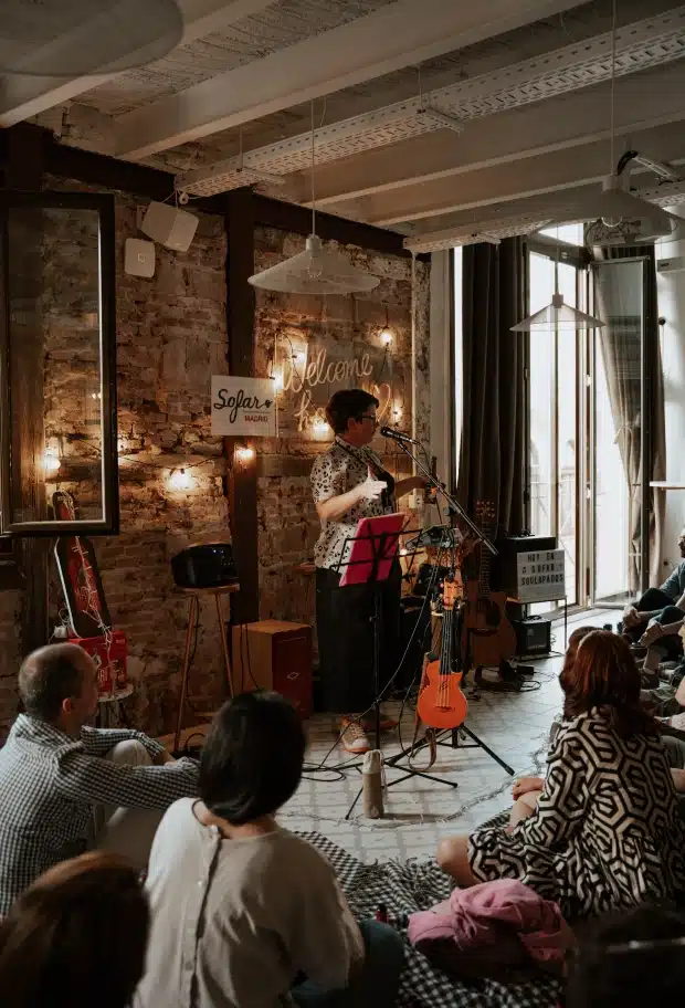 Soirée musicale lors d'un événement communautaire Urban Campus, concert acoustique pour les résidents