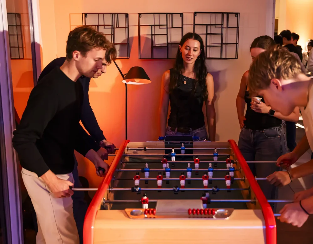 Résidents jouant au baby-foot lors d'une welcome party Urban Campus