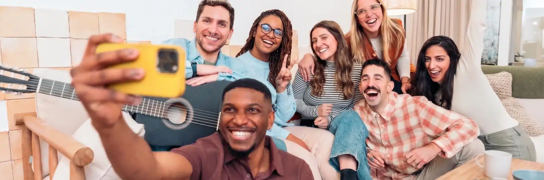 Groupe de résidents prenant un selfie joyeux ensemble chez Urban Campus