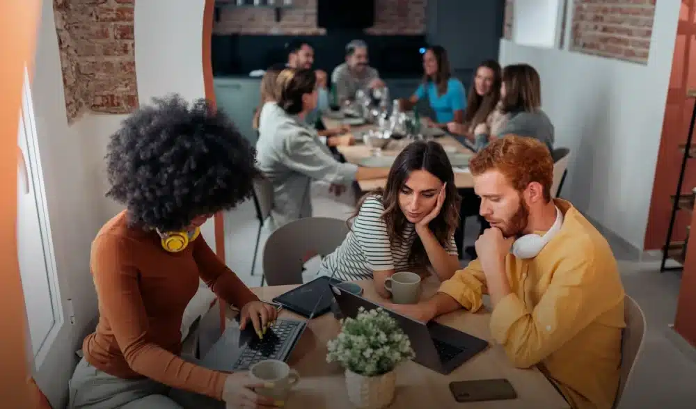 Résidents qui travaillent et échangent ensemble dans un espace de coliving partagé
