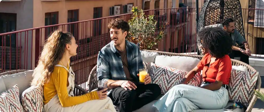 Residentes conversando en una terraza rooftop de Urban Campus