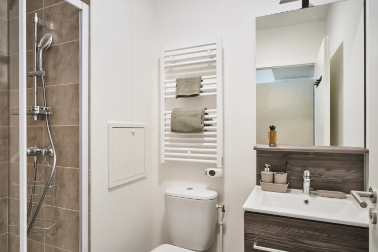 Fully equipped, newly renovated bathroom at Urban Campus Confluences