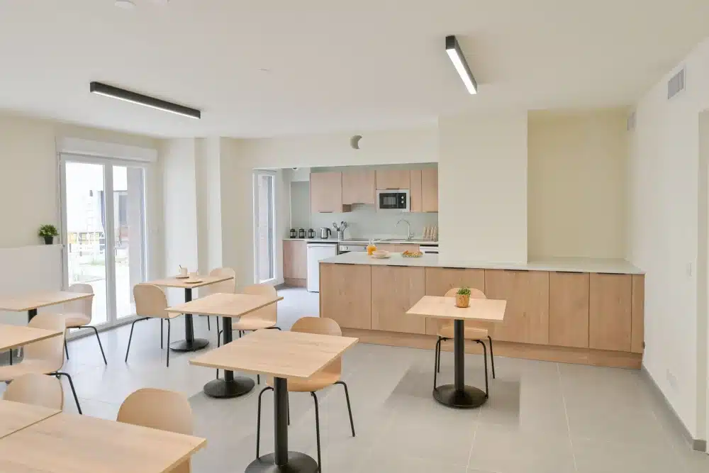 Common kitchen and dining area at Urban Campus La Maillerie Coliving in Lille