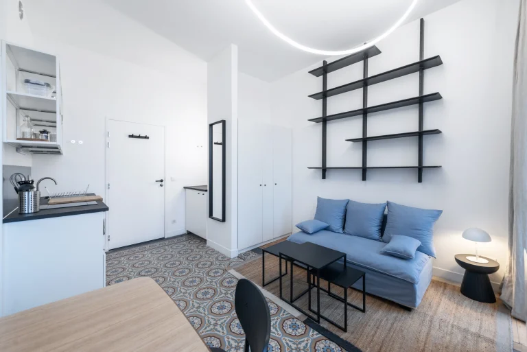 Studio with blue sofa and kitchenette at Urban Campus Lille Saint So' Coliving