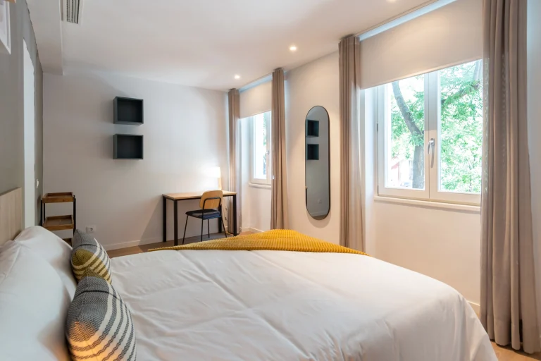 Bright bedroom at Urban Campus Madrid Atocha Coliving, desk and mirror