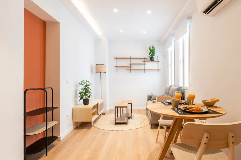 Living room at Urban Campus Madrid Atocha Coliving, dining nook and lounge area