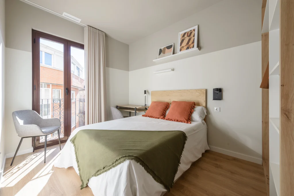 Bright bedroom with balcony at Urban Campus Avenida América Coliving in Madrid