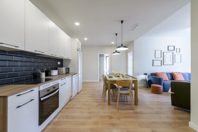 Open kitchen and dining area at Urban Campus Avenida América Coliving in Madrid