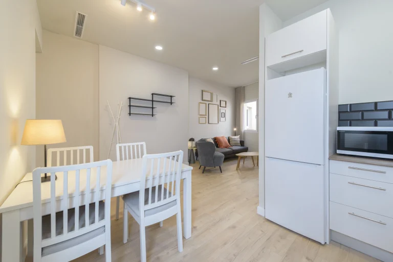 Dining nook and equipped kitchen at Urban Campus Avenida América Coliving in Madrid