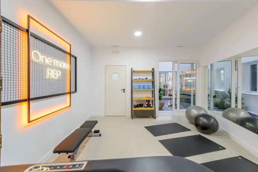 Equipped gym at Urban Campus Avenida América Coliving in Madrid