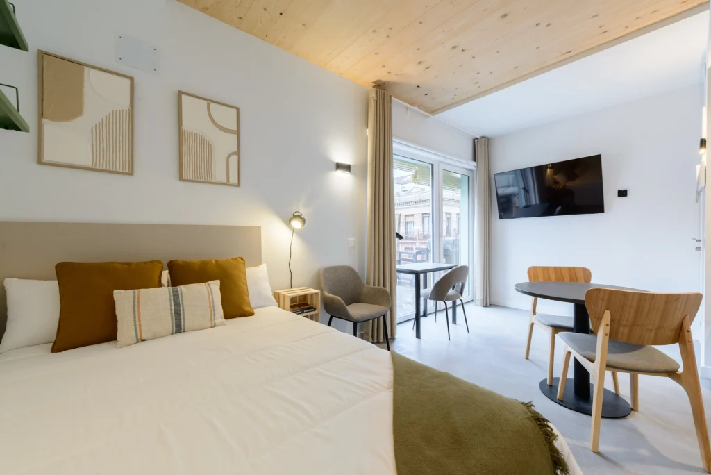 Studio apartment with dining area and balcony access at Urban Campus Cuatro Caminos, Coliving in Madrid