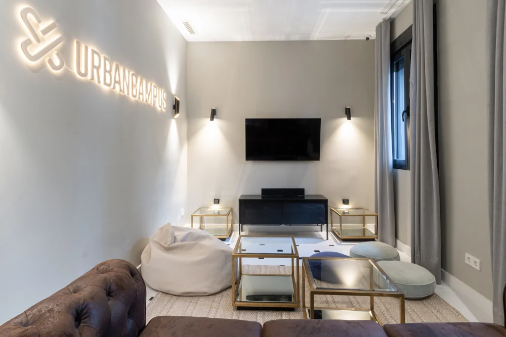 Cinema lounge with TV screen at Urban Campus Cuatro Caminos, Coliving in Madrid