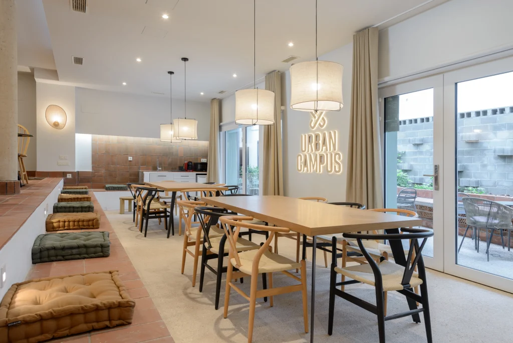 Cocina común en Urban Campus Cuatro Caminos, coliving en Madrid