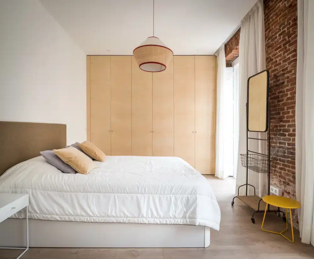 Bedroom at Urban Campus Malasaña Coliving in Madrid, bed and wooden wardrobe