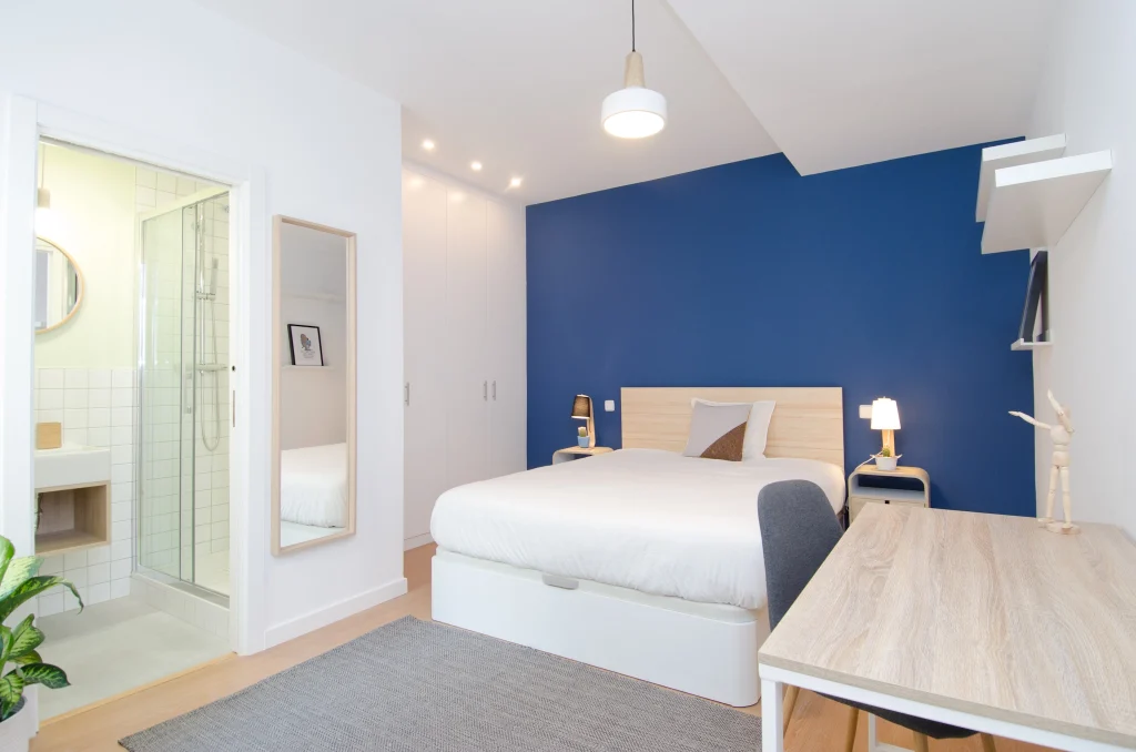 Double room at Urban Campus Mellado Coliving Madrid, ensuite bathroom