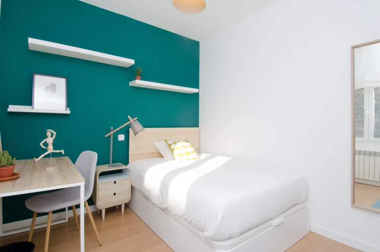 Single room at Urban Campus Mellado Coliving Madrid, with desk