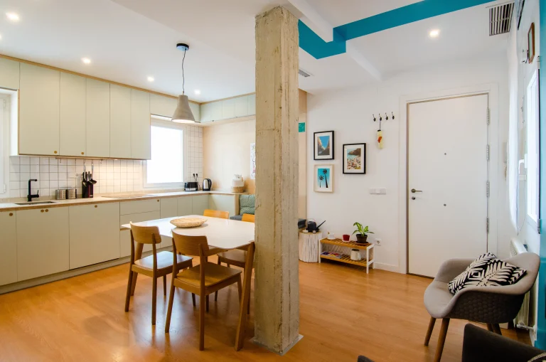 Kitchen and dining area at Urban Campus Mellado Coliving Madrid