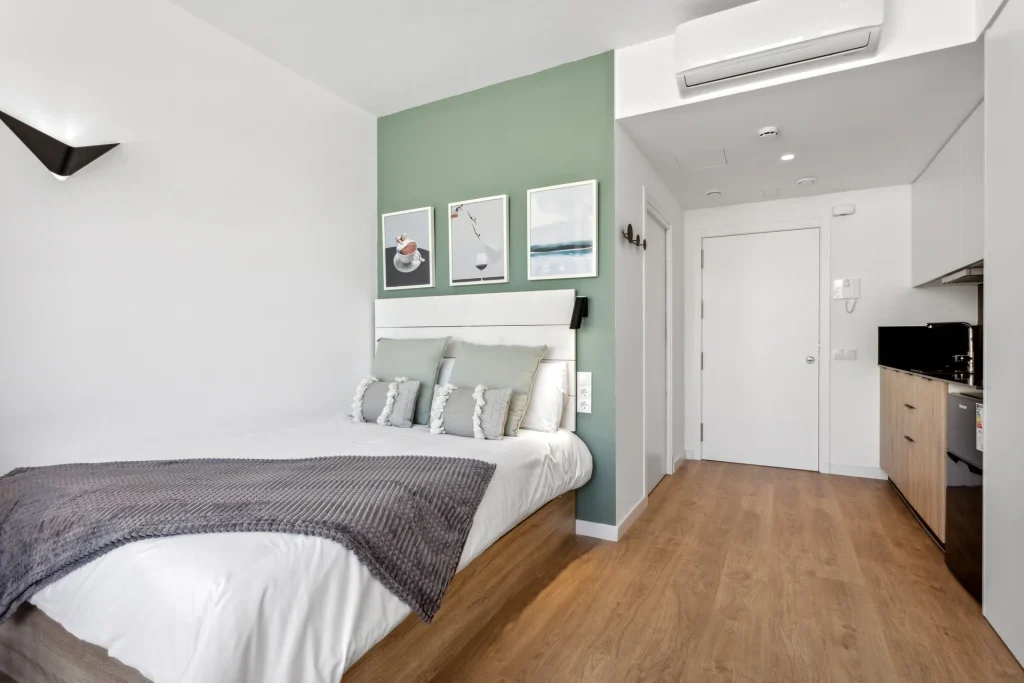 Bedroom at Urban Campus Ayora Coliving in Valencia, with kitchenette