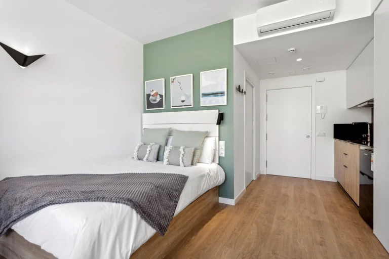 Bedroom at Urban Campus Ayora Coliving in Valencia, with kitchenette