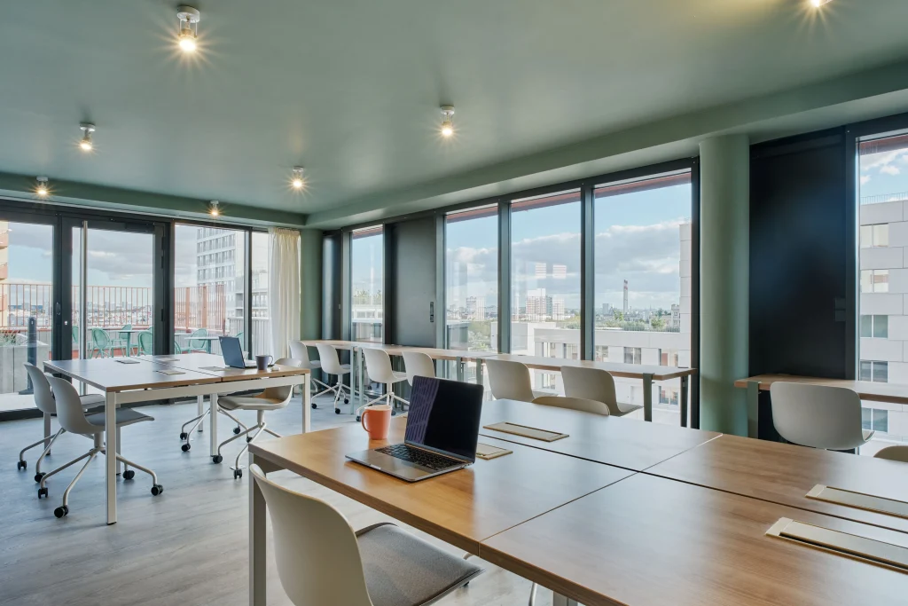 Espacio de coworking con mesas compartidas y vistas a la ciudad en Urban Campus Confluences, Ivry-sur-Seine